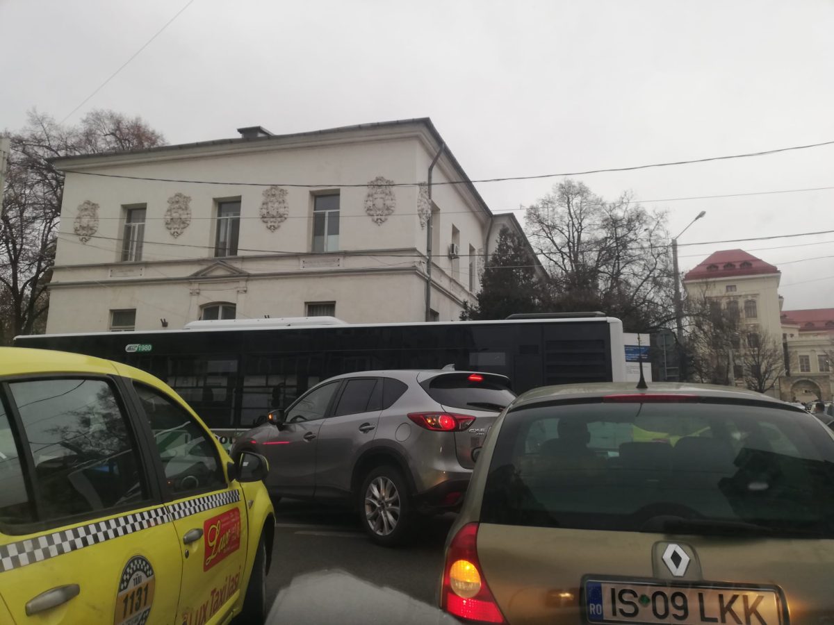 Probleme în traficul ieşean! Semafoarele nu funcţionează în mai multe zone din municipiul Iaşi – FOTO, VIDEO