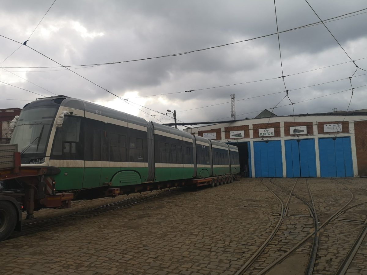 Al 16-lea tramvai PESA a ajuns la Iași. Noua garnitură va ieși la stradă după ce procedurile interne vor fi încheiate – FOTO