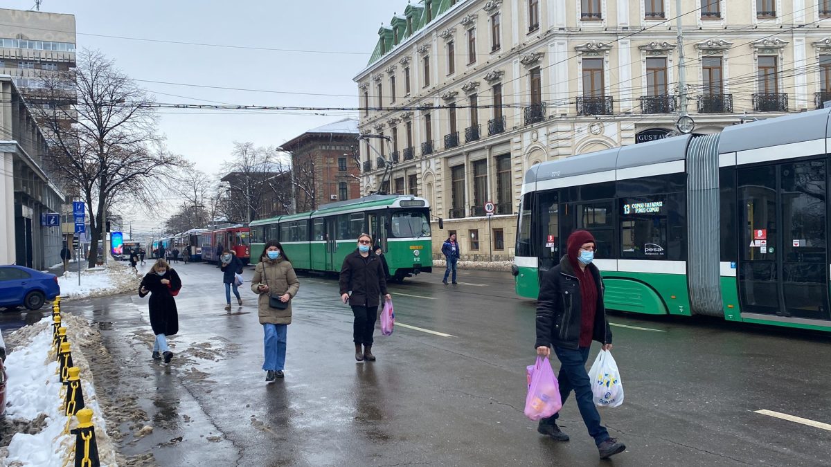 Centrul Iașului este paralizat! Circulația tramvaielor este blocată în Piața Unirii. Călătorii au coborât din garniturile care staționează – EXCLUSIV, FOTO, VIDEO, UPDATE