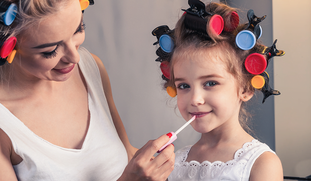 Ce trebuie să știi înainte să cumperi o trusă de machiaj pentru copii bio. Unele produse cosmetice conțin ingrediente toxice
