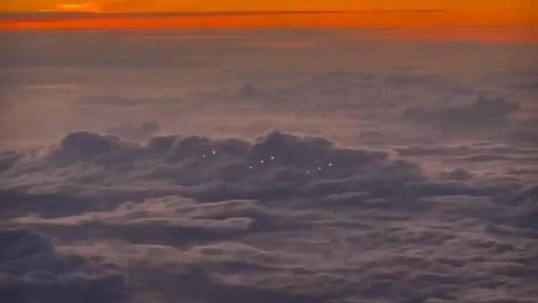 Un clip filmat de un pilot civil surprinde 12 presupuse OZN-uri zburând în formaţie deasupra Mării Chinei de Sud – FOTO, VIDEO