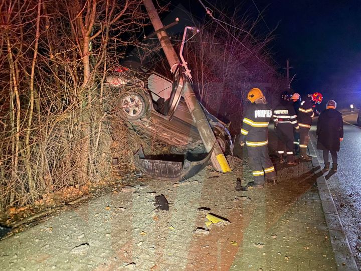Accident spectaculos în zona Copou! Un autoturism a rupt un stâlp după ce a foat scăpat de aub control – Exclusiv