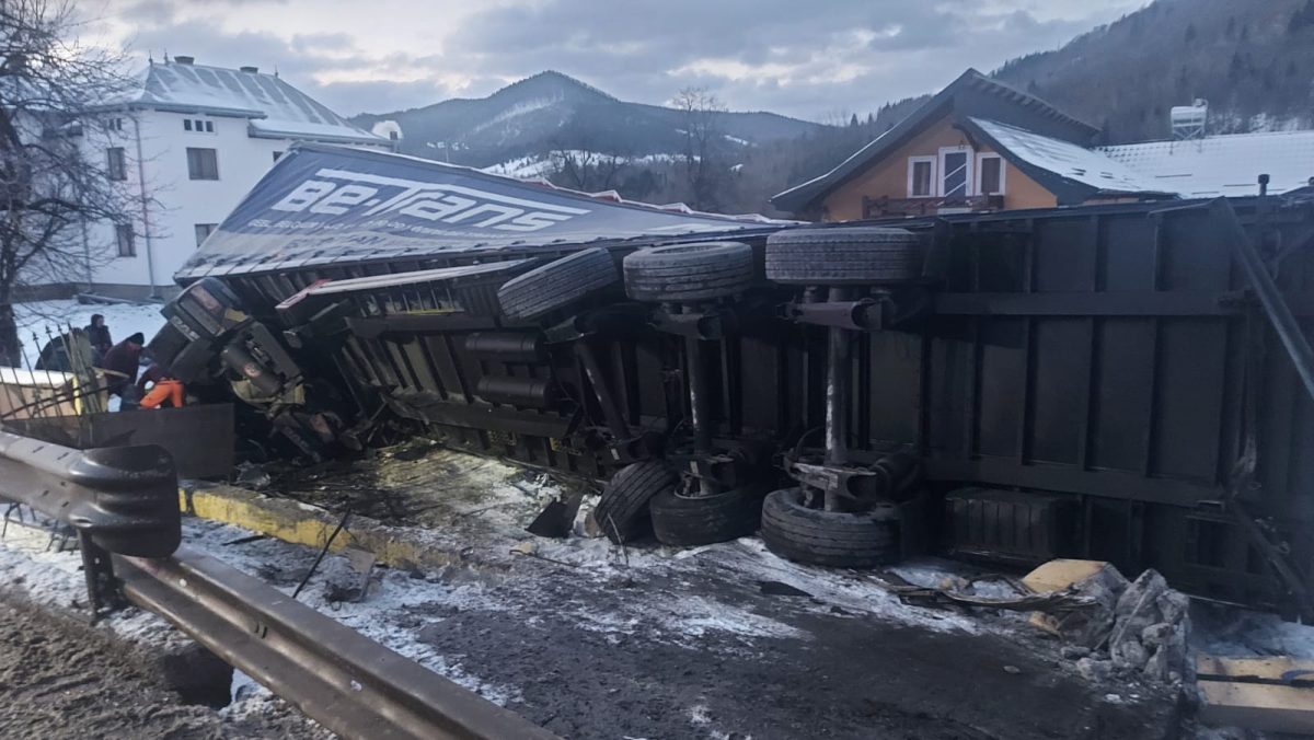Accident rutier grav în Suceava unde un TIR cu deșeuri s-a răsturnat – FOTO