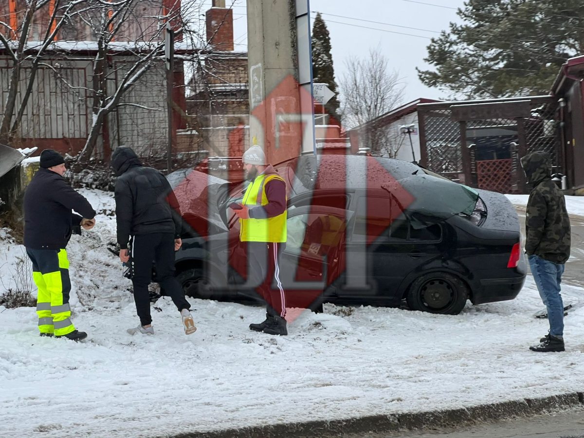 Un şofer a piedut controlul volanului şi a intrat cu mașina în mai multe țevi, în capăt CUG Iași – EXCLUSIV/FOTO