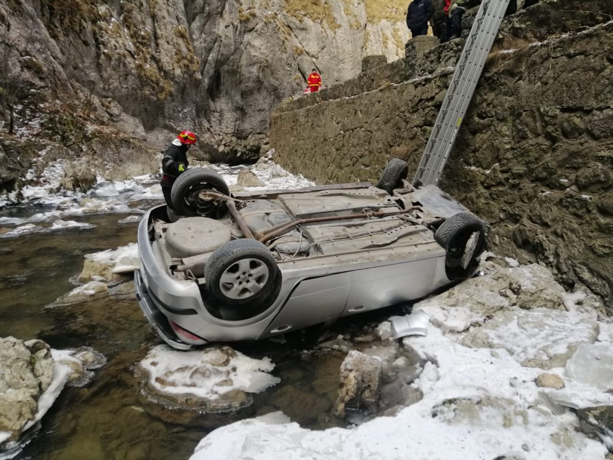 Accident cumplit în Neamț unde o mașină s-a răsturnat în albia râului Bicaz