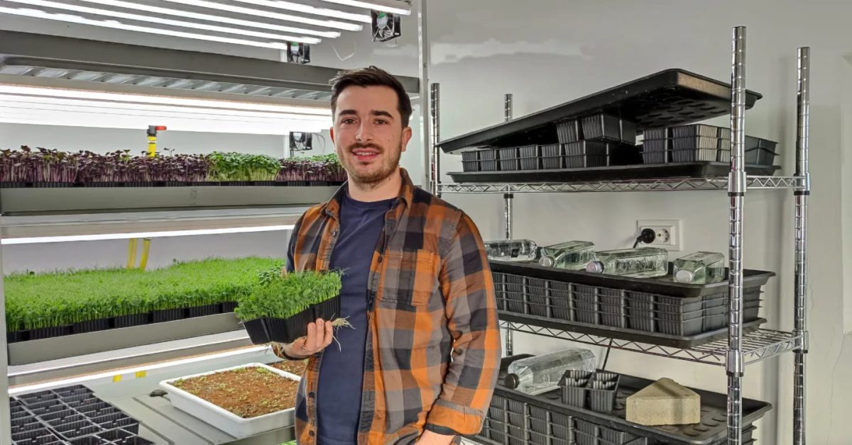 El este tânărul ieșean care a dat lovitura cu o afacere inedită! A investit o sumă modică iar acum produce microplante căutate de multe persoane