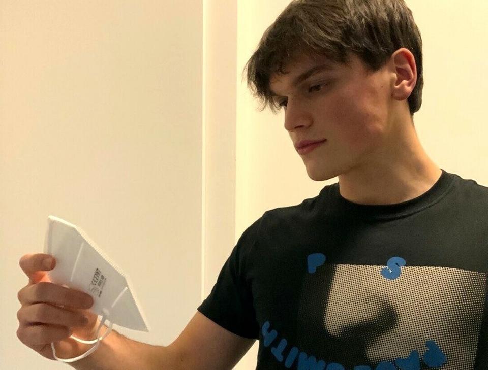 Ionuț Viorel Bohotici a inventat o mască ultramodernă contra Covid-19. Tânărul este de părere că ar trebui să fie obligatorie