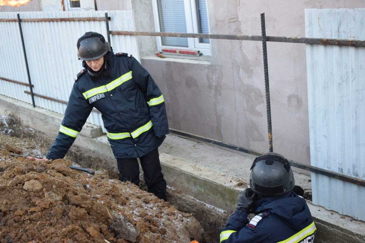 Misiuni pirotehnice în localitatea Topile din județul Iași! Pompierii au fost anunțați că un cetățean a descoperit mai multe proiectile – FOTO, VIDEO