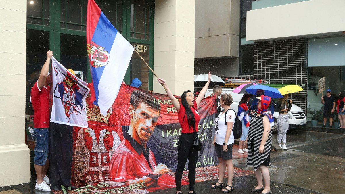 Tenismenul Novak Djokovic a câștigat o luptă împotriva autorităților din Australia și sute de suporteri sărbătoresc în stradă victoria – FOTO