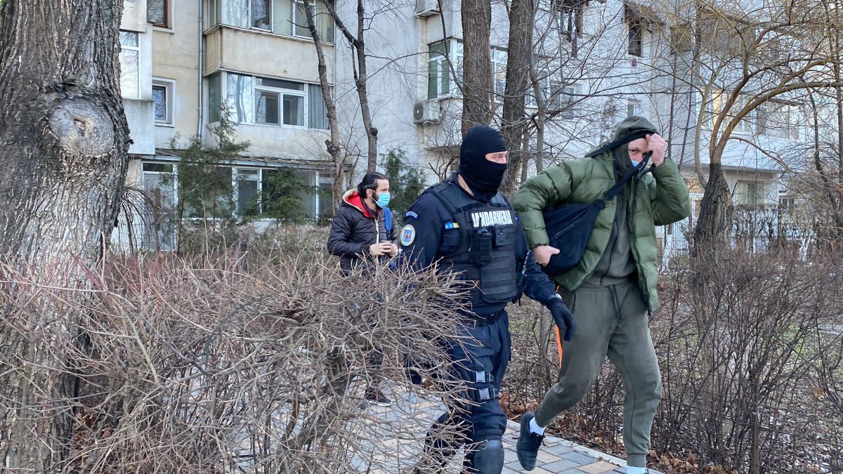 Cinci persoane din municipiul Iaşi, reţinute pentru trafic de droguri de mare risc – FOTO