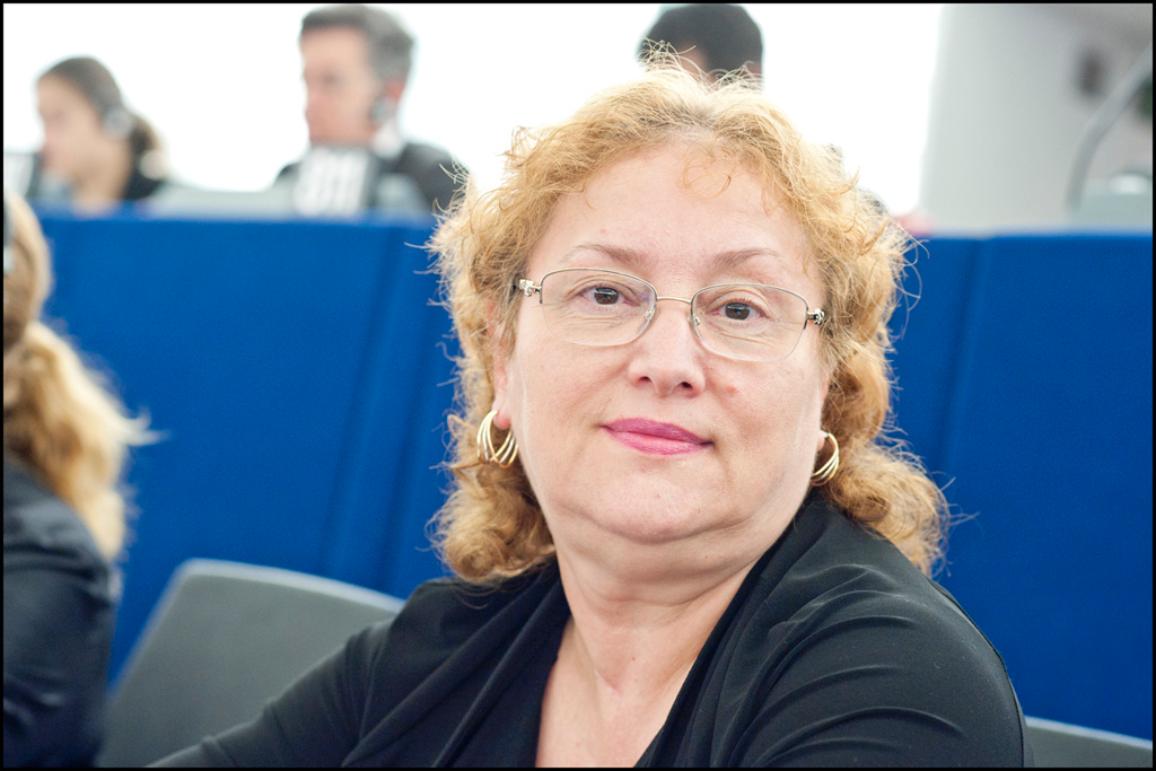 Avocatul Poporului arată faptul că este neconstituțională condiţionarea contractului de muncă de vaccinare