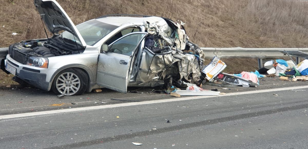 Grav accident pe A1. Mașină oprită pentru că unui pasager îi era rău, izbită de un TIR – UPDATE
