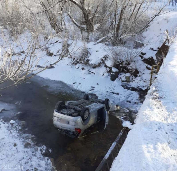 Accident rutier în judeţul Cluj. Patru persoane au fost rănite, după ce un autoturism a plonjat de la 5 metri într-un pârâu – FOTO