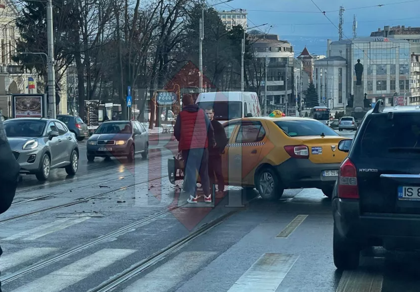 Accident rutier pe Bulevardul Carol I. Două autoturisme, printre care un Taxi, s-au izbit – EXCLUSIV, FOTO