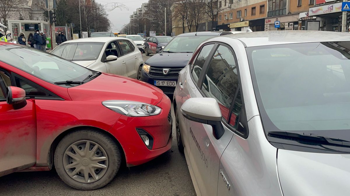 Carambol cu patru autoturisme pe Bulevardul Independenței. Mai multe echipaje medicale intervin la fața locului – EXCLUSIV, GALERIE FOTO, UPDATE
