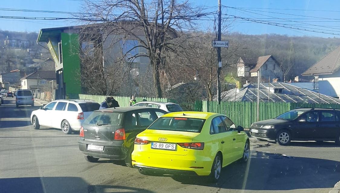 Tamponare între trei autoturisme în zona Galata din municipiul Iași