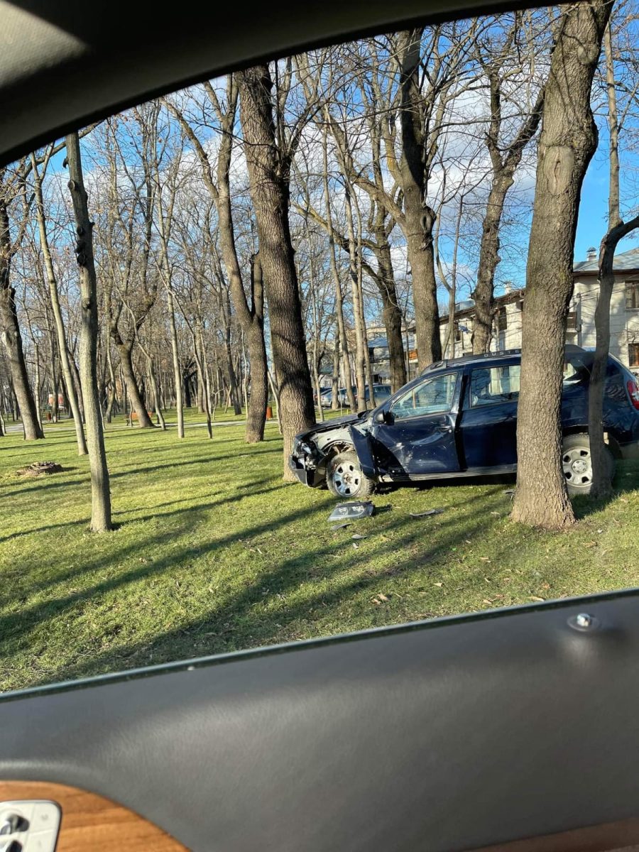 Accident rutier în Copou. Un autoturism marca Audi a fost serios avariat – EXCLUSIV, FOTO