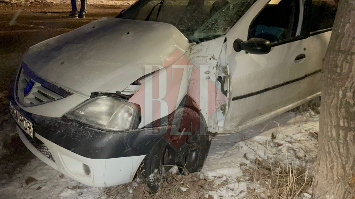 Accident rutier la Iaşi. O tânără a intrat cu autoturismul într-un copac -EXCLUSIV/ GALERIE FOTO/ VIDEO