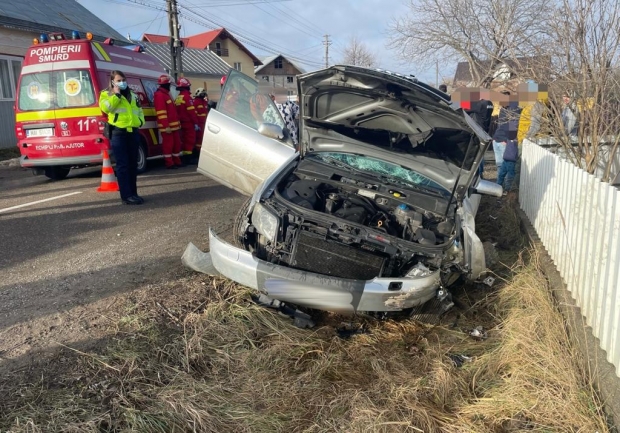 Accident șocant lângă o biserică! Doi tineri, în stare gravă după ce au fost loviți de o mașină scăpată de sub control
