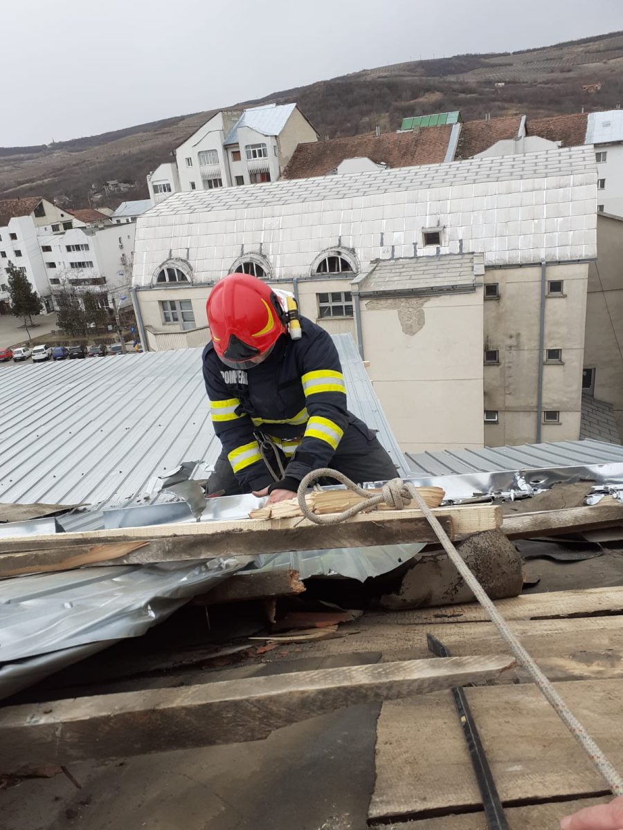 Rafale puternice de vânt şi în judeţul Vaslui. Un acoperiş a fost smuls de pe un bloc – FOTO