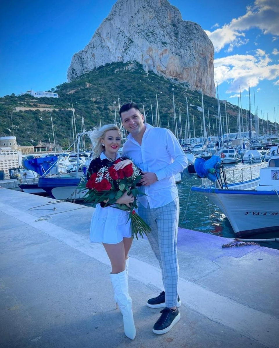 Cerere inedită în căsătorie în lumea muzicii de petrecere! O cunoscută cântăreață a avut parte de surpriza vieții sale