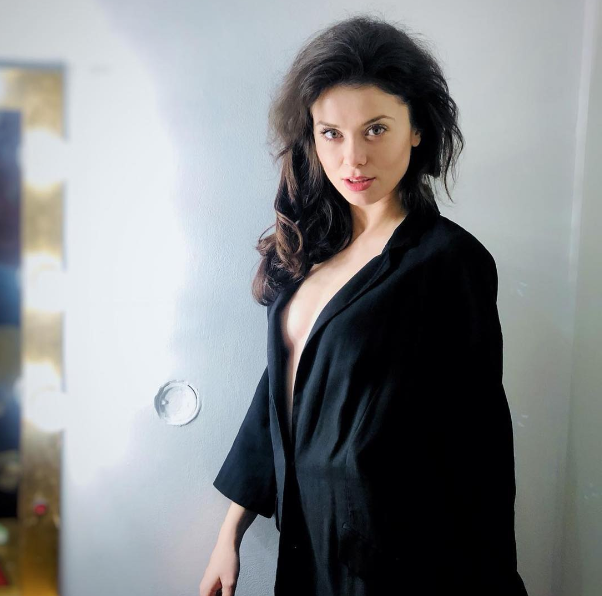 Anca Dumitra a pozat nud? În ce ipostaze incendiare se afișează actrița pe rețelele de socializare