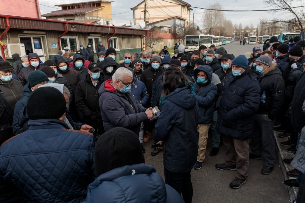 Şeful STB îi ameninţă pe angajaţi cu desfacerea contractului de muncă, dacă nu ies pe traseu