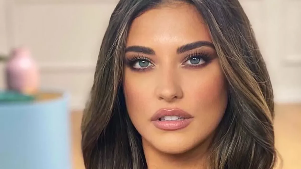 Antonia, iubita lui Alex Velea a ajuns la spital. Vedeta a postat imagini cu perfuzia în mână