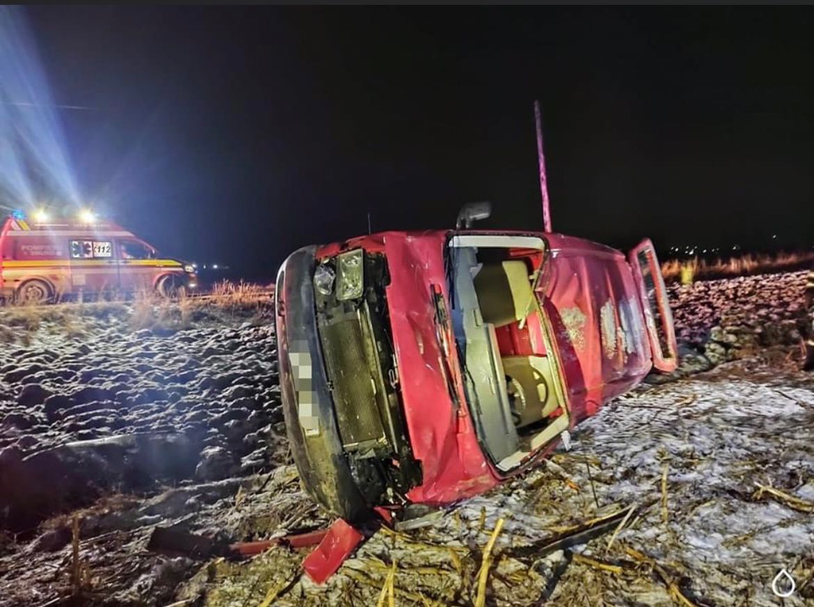 Autovehicul răsturnat în afara părții carosabile, între localitățile Mălini și Slatina