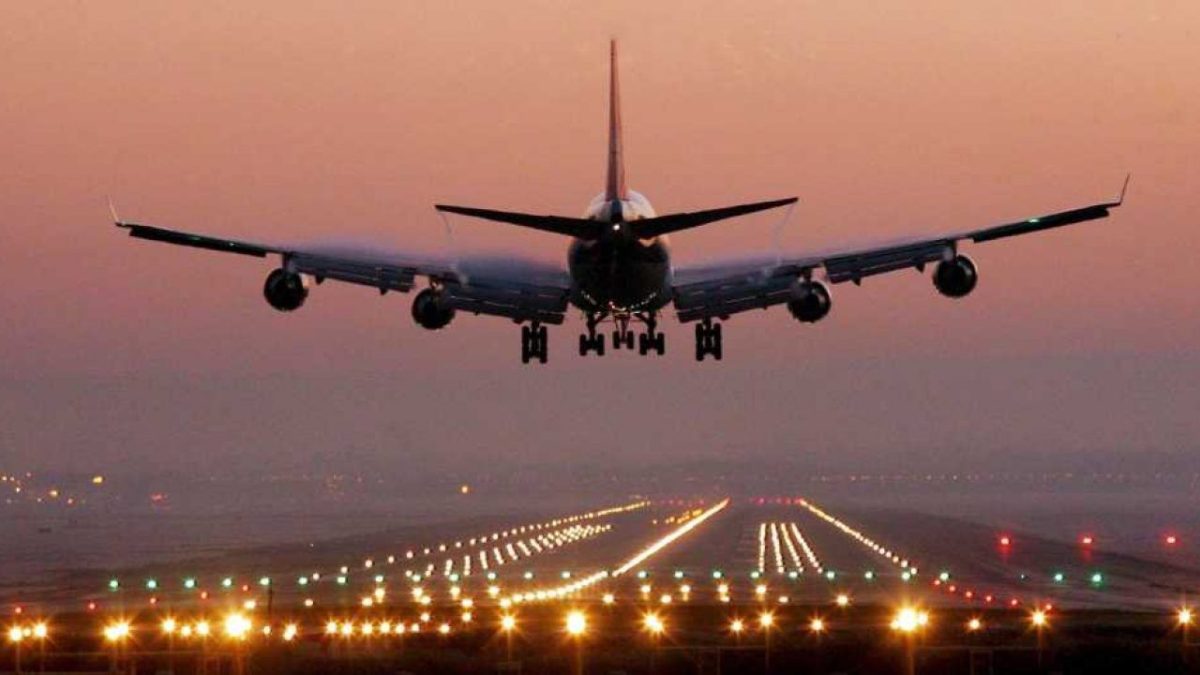 O femeie a intrat în travaliu în timpul călătoriei cu avionul. Aeronava a aterizat de urgență la Cluj-Napoca
