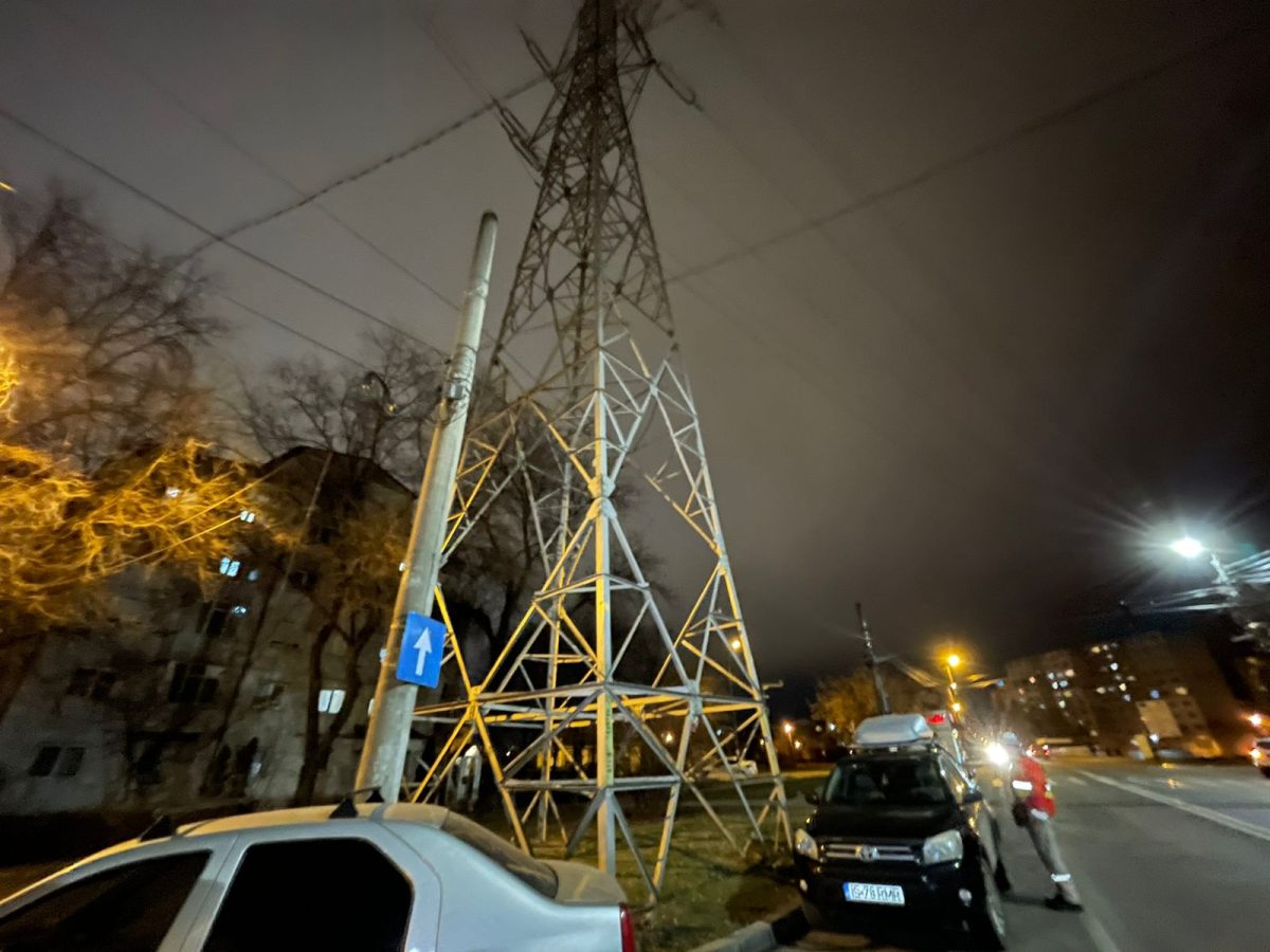 Un bărbat a ameninţat că se aruncă de pe un stâlp de înaltă tensiune din cartierul Alexandru cel Bun! Pompierii ieşeni au intervenit la faţa locului – GALERIE FOTO, UPDATE