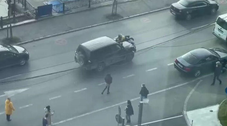 Reținere în cazul incidentului din traficul bucureștean. Șoferul care a luat pe capotă biciclistul curier ar putea sta după gratii 30 de zile – VIDEO