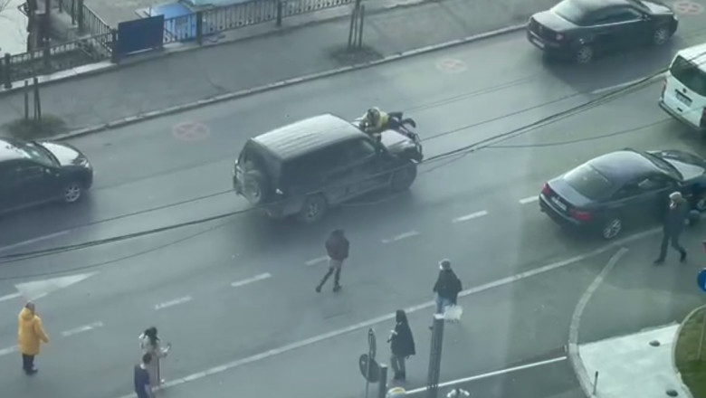 Bătaie în traficul din Capitală. Un curier aflat pe bicicletă a fost dus pe capotă până la secția de poliție – VIDEO