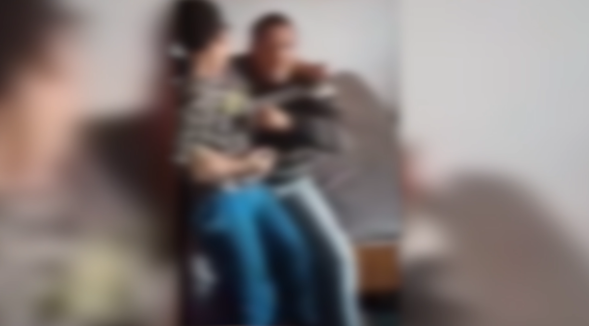 Imagini cu un puternic impact emoțional! Un bărbat din Iaşi îşi loveşte cu pumnul fiul. Mama, în loc se intervină, filmează râzând – VIDEO