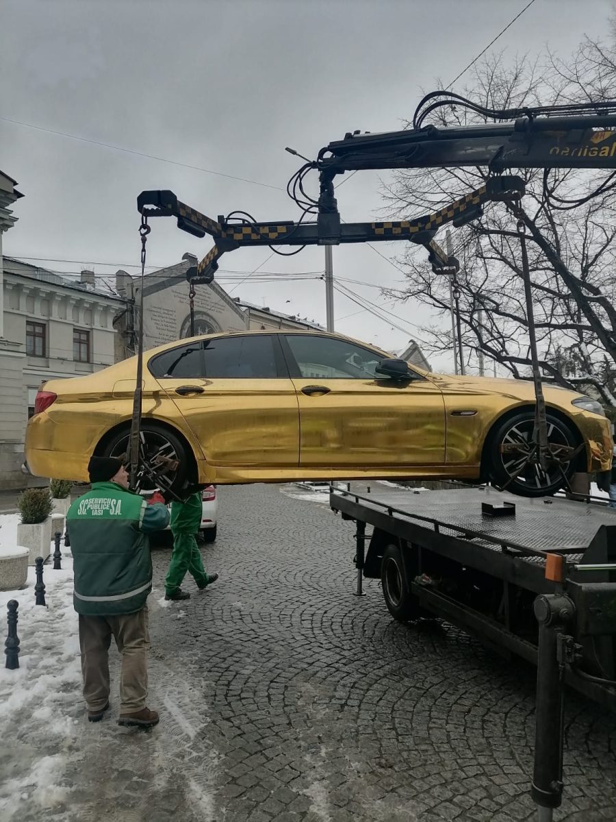 Atenţie, şoferi! Poliţiştii locali Iaşi ridică autovehiculele parcate neregulamentar în municipiu – FOTO
