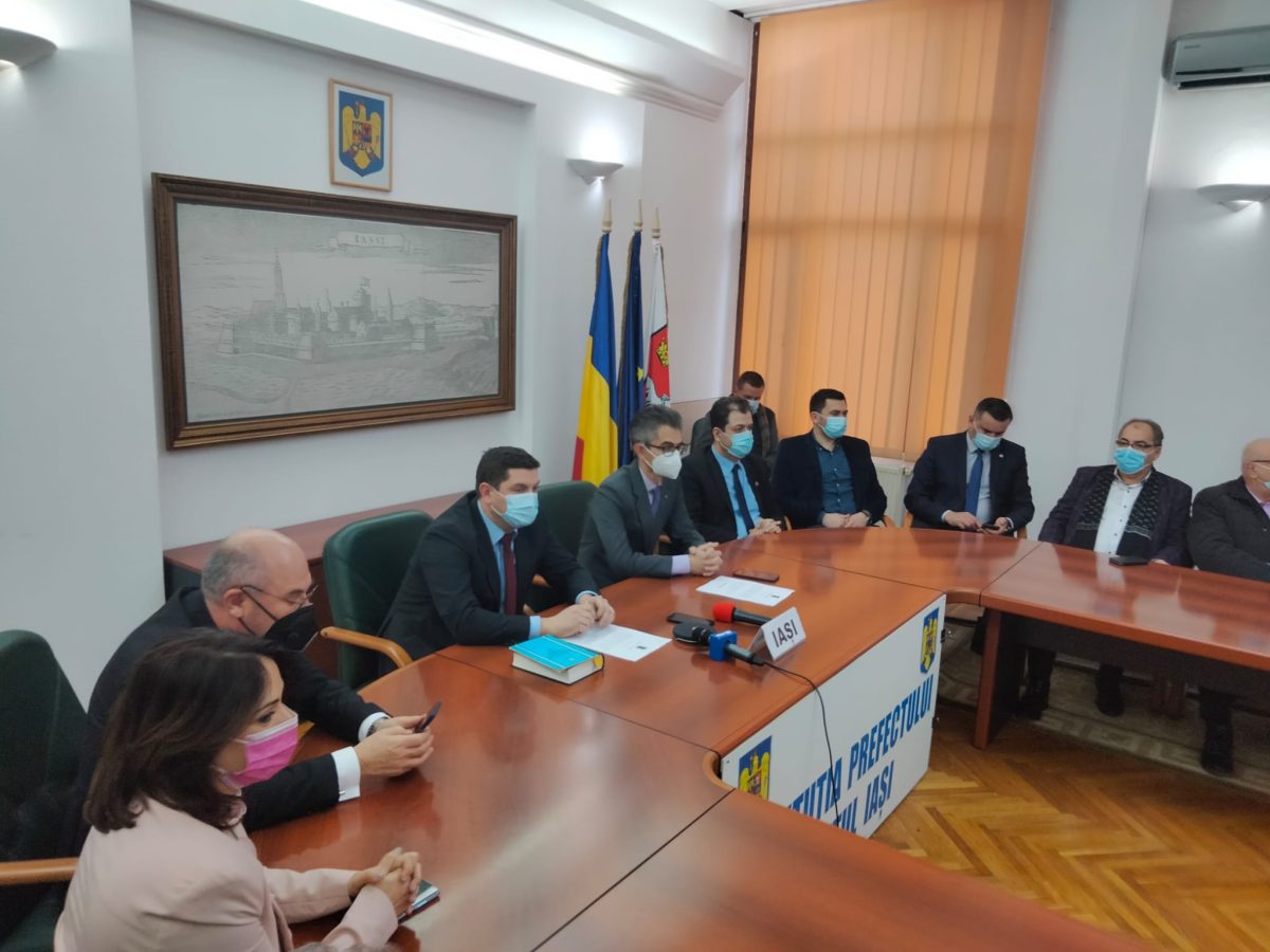 Noul prefect Bogdan Cojocaru a fost instalat oficial în funcţie. Senatorul Maricel Popa a venit să-şi susţină omul din Prefectură – FOTO