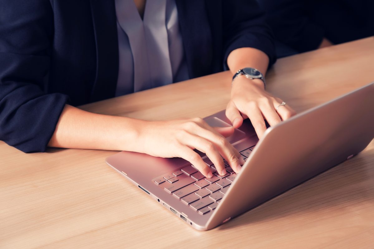 Noile MacBook-uri Apple au ajuns în România