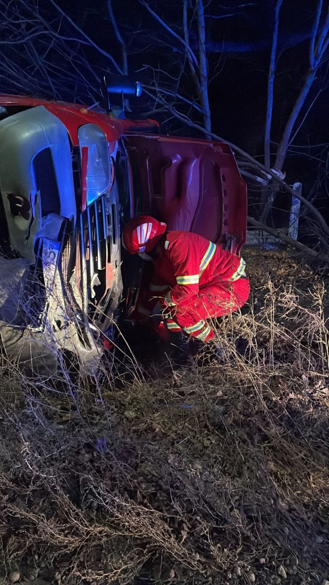 Un camion s-a răsturnat în afara părții carosabile în Bucium. În autovehicul se aflau două persoane