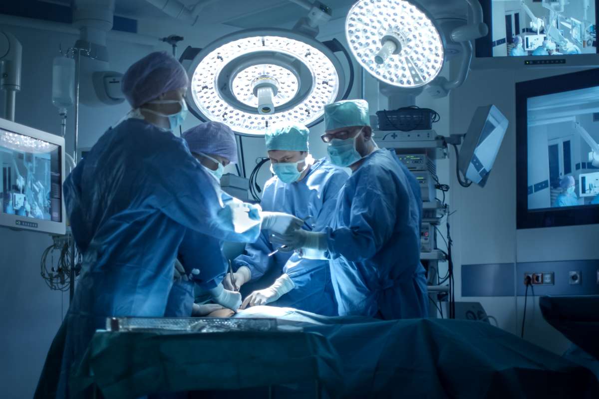 oameni in cadrul unei operatii chirurgicale