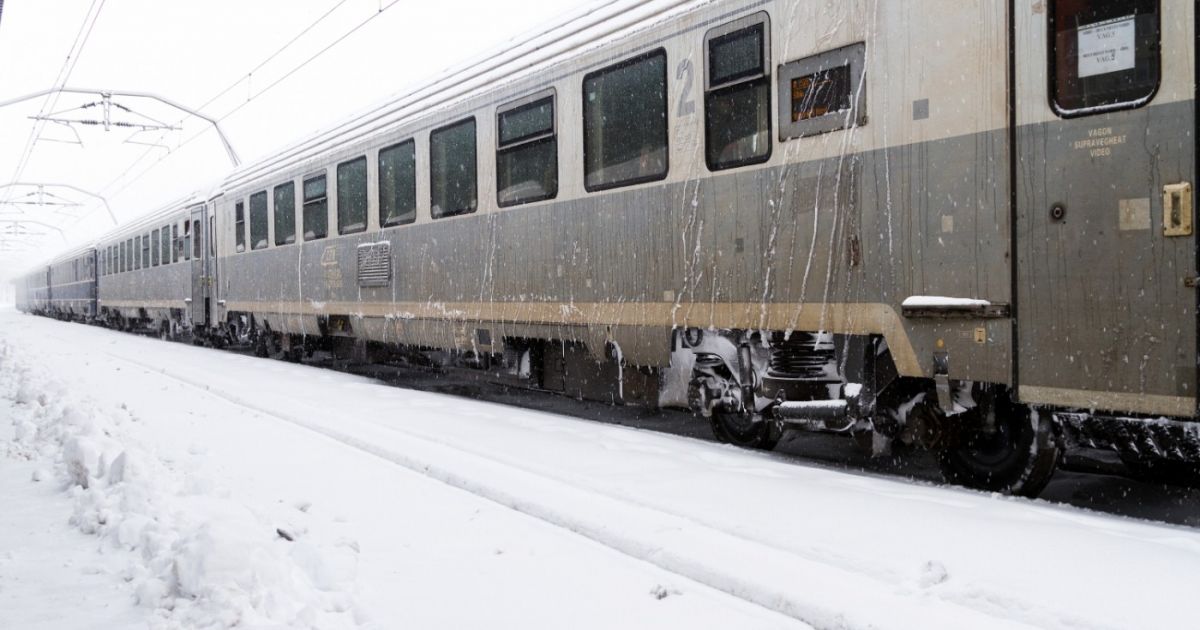 Minoră accidentată grav de o locomotivă în Bacău. Fetița se află în operație în Iași