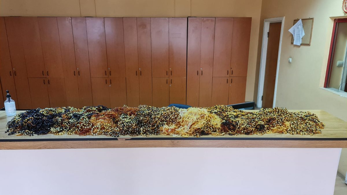 Zeci de kilograme de chihlimbar, descoperite de polițiștii de frotieră Sculeni – FOTO