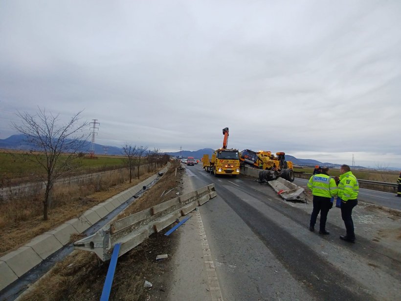 Centura Brașovului, blocată. O cisternă s-a rupt în două, după ce șoferul a pierdut controlul volanului – FOTO