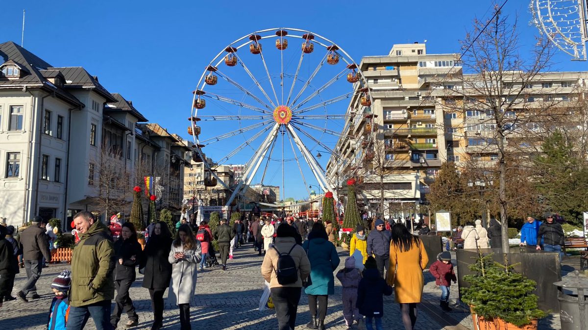 Duminică însorită la Iaşi. Zeci de persoane stau la coadă la roata panoramică – EXCLUSIV, GALERIE FOTO