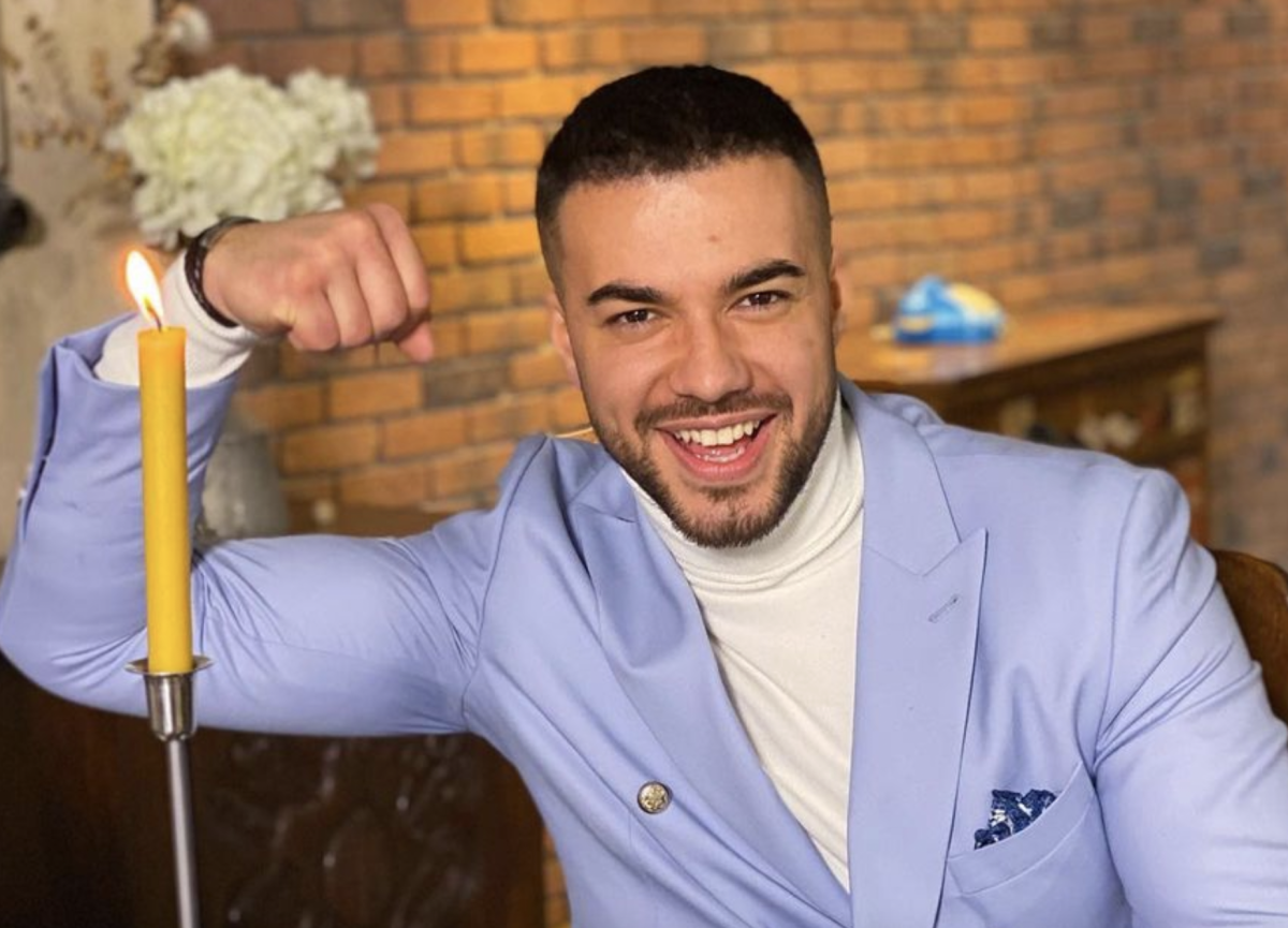 Culiță Sterp, foarte darnic cu cei care l-au colindat seara trecută. A scos din buzunar milioanele și le-a dat la fiecare: ,,Scoate cash-ul”