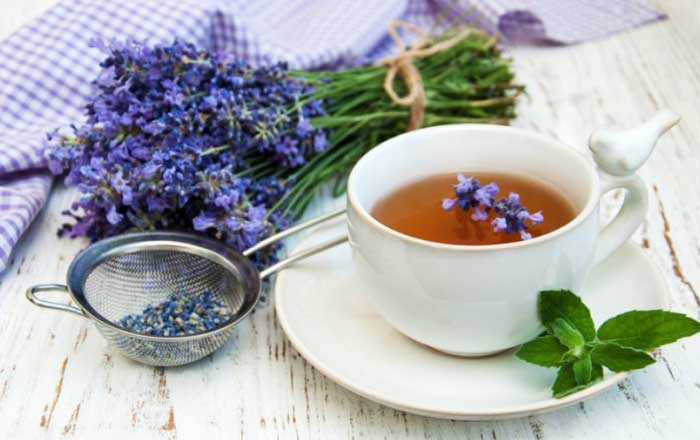 Ce se întâmplă dacă bei ceai de lavandă. Iată ce trebuie să știi despre efectele celei mai cunoscute plante aromatice