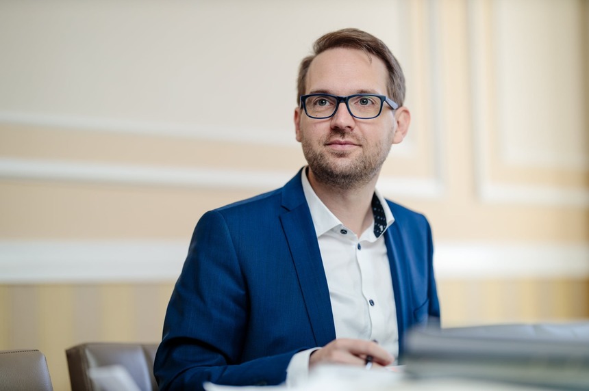 Președintele CJ Timiș s-a infectat cu Covid-19. Primarul Timișoarei, Dominic Fritz, a fost contact direct și a decis să plece în Serbia