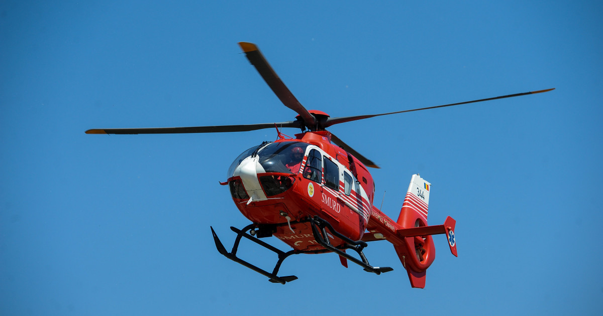 Un elicopter SMURD a întrerupt un meci de fotbal pentru a prelua o persoană rănită