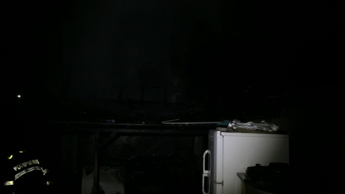 Explozie urmată de un incendiu în municipiul Bacău. Flăcările au cuprins acoperișul unei case