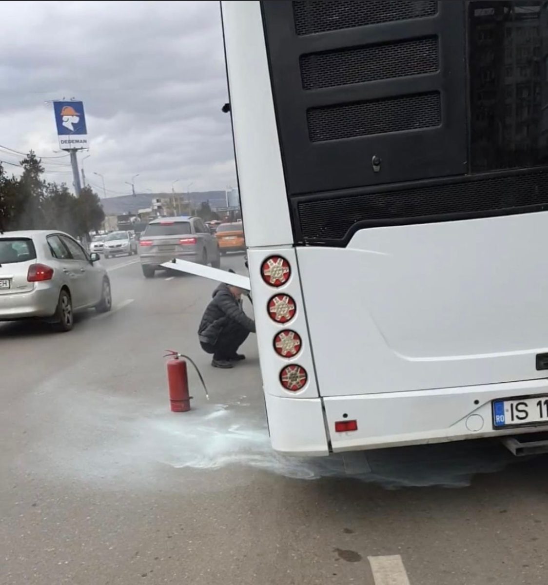 Incendiu la un autobuz, pe bulevardul Socola. Călătorii au ieșit din mijlocul de transport