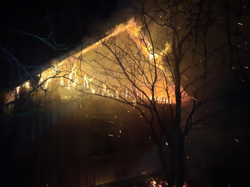 Incendiu la o casă din localitatea Dorna Arini. O persoană a fost găsită carbonizată – FOTO, UPDATE